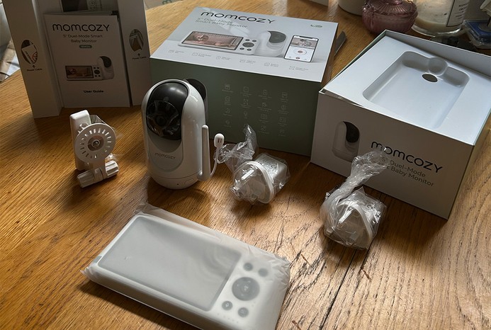 Momcozy 5-Inch Dual-Mode Smart Baby Monitor unboxed Momcozy 5-Inch Dual-Mode Smart Baby Monitor unboxed